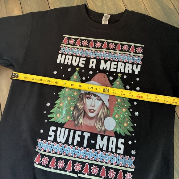 Gildan Blac Merry Swift-Mas Christmas Swiftie Sweatshirt Womens Size M (XM6) - Picture 4 of 5